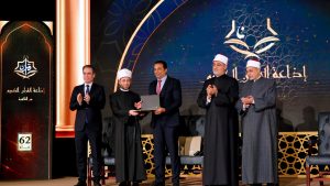 وزير الاوقاف ورئيس الهيئة الوطنية للااعلام يقلدان محمود عبده ابراهيم وسام ماسبيرو