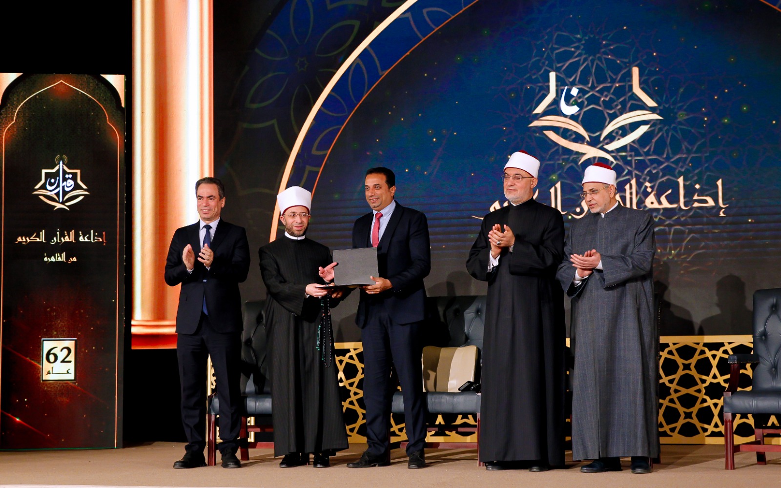 وزير الاوقاف ورئيس الهيئة الوطنية للااعلام يقلدان محمود عبده ابراهيم وسام ماسبيرو